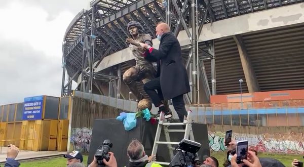 Un anno fa la morte di Maradona, Renica mette la fascia alla statua