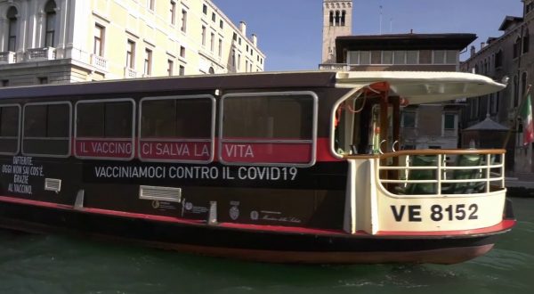 Un vaporetto a Venezia per promuovere la vaccinazione anti Covid