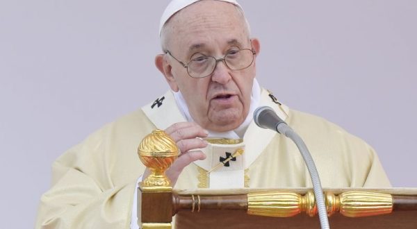 Il Papa tra i profughi di Lesbo “Fermiamo il naufragio di civiltà”