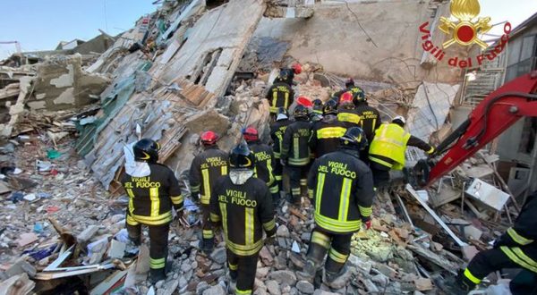 Crollo a Ravanusa, estratti altri 4 corpi. Sette le vittime