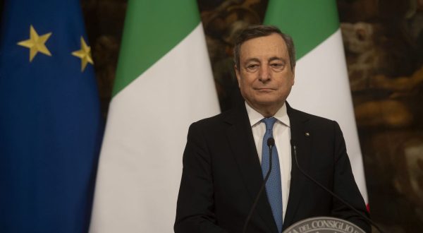 Draghi “Grazie ai vaccini siamo ripartiti, ma serve cautela”