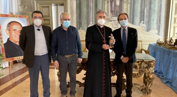 Una statuina in cartapesta donata alla Diocesi di Palermo