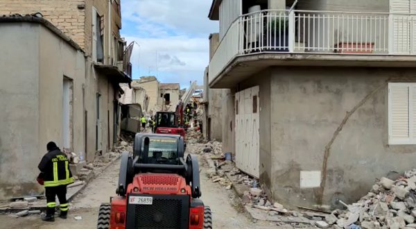 Crollo Ravanusa, vigili del fuoco scavano tra le macerie