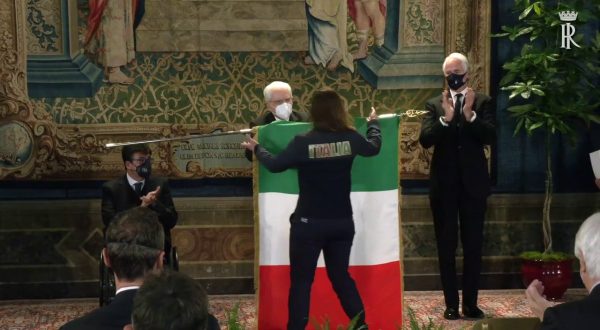 Mattarella consegna il tricolore agli alfieri di Pechino2022