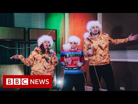 Ed Sheeran and LadBaby give food bank helping hand – BBC News