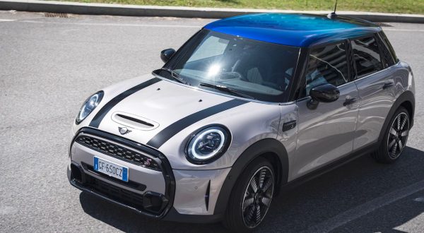 Mini Cooper 5 porte, più comoda e spaziosa ma con grinta