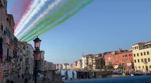 Milano-Cortina, Frecce Tricolori sul cielo di Venezia