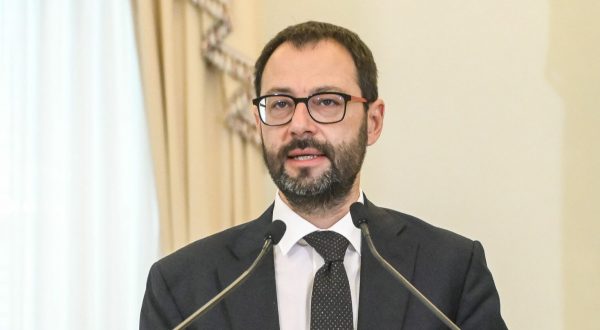 Patuanelli”Nessuna preclusione su Draghi al Colle, ma no crisi al buio”