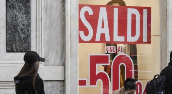 Saldi, sei italiani su dieci pronti a fare acquisti