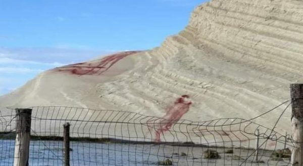 Imbrattata la Scala dei Turchi,Musumeci “Vigliacco oltraggio a bellezza”