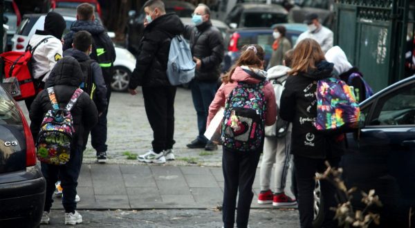 Tar Campania sospende l’ordinanza di De Luca, scuola torna in presenza