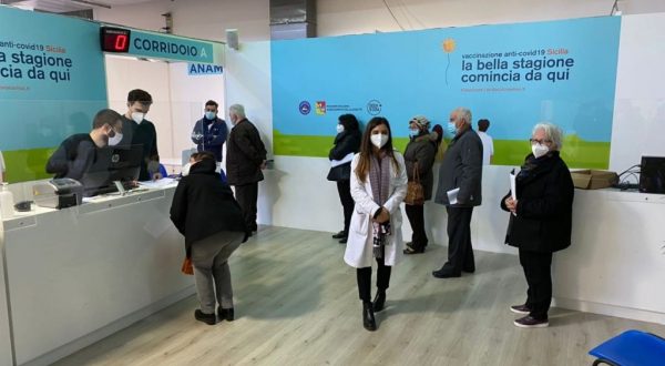 Vaccino, Hub Fiera Messina aperta anche di notte per gli over 50