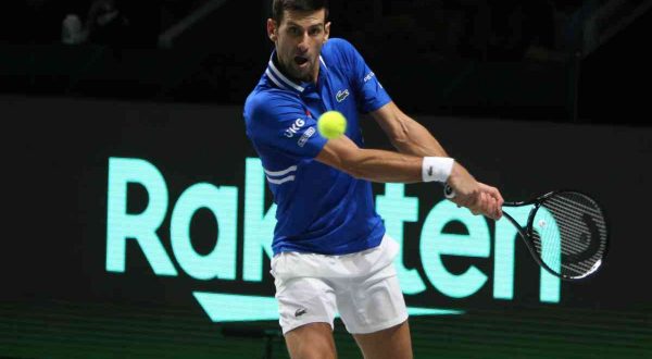 Djokovic si allena e spera, giallo su dichiarazioni di viaggio