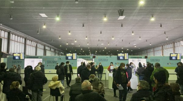 Vaccino, Costa “Positivo bilancio serale over50 in hub Fiera Palermo”