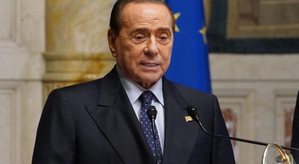 Berlusconi rinuncia alla candidatura al Colle “Draghi resti premier”