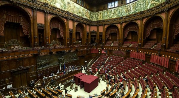 Quirinale, fumata nera anche al secondo scrutinio, 527 schede bianche