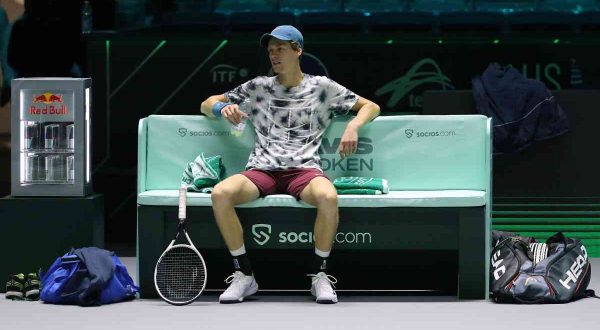 Sinner sbatte contro Tsitsipas e saluta gli Australian Open