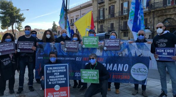 Infermieri in sciopero protestano a Palermo: “Gli applausi non bastano”