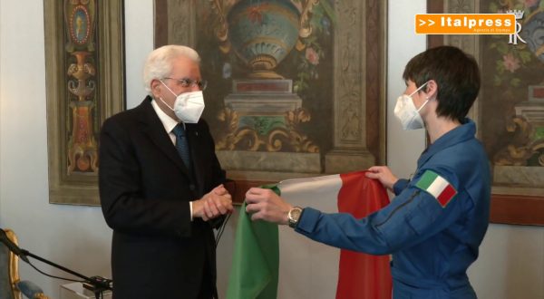 Mattarella consegna a Cristoforetti Tricolore che andrà nello spazio