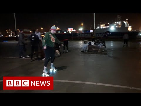 The roller-skating group tackling loneliness  – BBC News