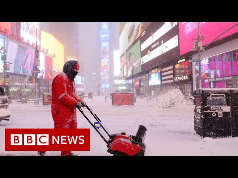 US East Coast blanketed by ‘bombogenesis’ snowstorm – BBC News