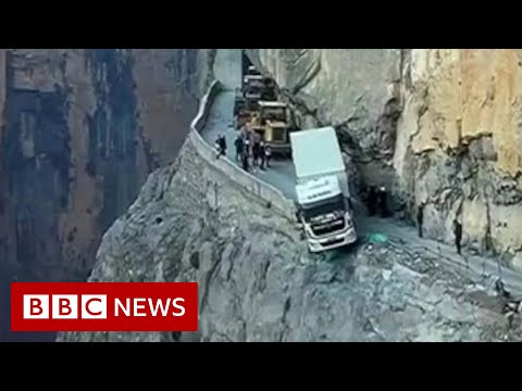 Truck spends three days dangling over China cliff – BBC News