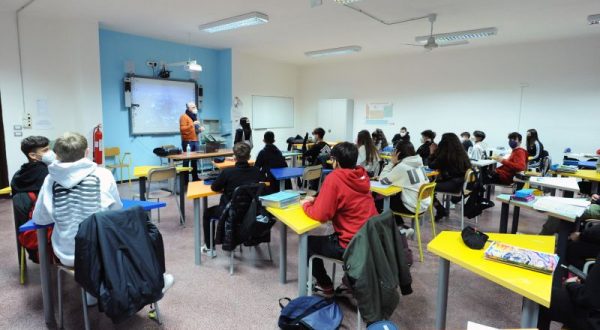 Scuola, crescono tecnici e professionali ma 56,6% sceglie i licei