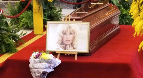 Monica Vitti, omaggio alla camera ardente tra mimose, foto e video