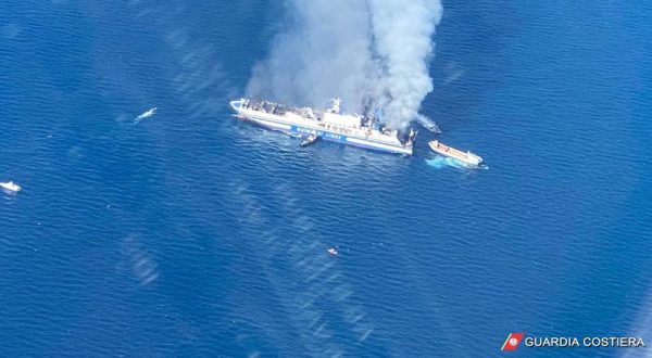 Incendio su un traghetto dalla Grecia all’Italia, recuperate 2 persone a bordo. Ci sono 8 dispersi