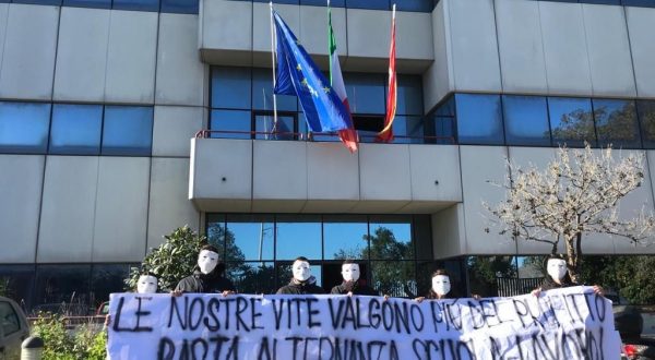 Studenti in piazza a Palermo, occupato Provveditorato