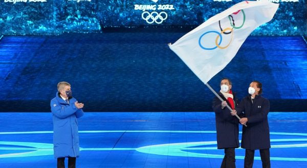 Pechino saluta i Giochi invernali, bandiera a Milano-Cortina 2026