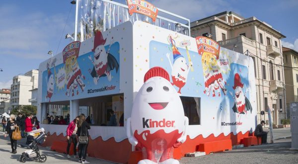 Kinder torna al Carnevale di Viareggio