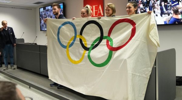 Arriva la bandiera olimpica, inizia la corsa verso Milano-Cortina 2026