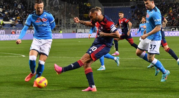 Il Napoli pareggia a Cagliari e fallisce il sorpasso in vetta