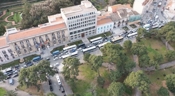 Cento bus turistici protestano a Palermo, bloccato il centro