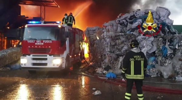 Terni, incendio in deposito stoccaggio rifiuti