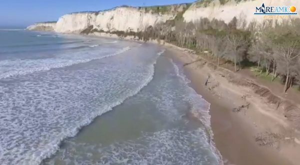 In Sicilia le mareggiate cancellano il boschetto di Eraclea