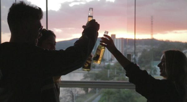 Il binge drinking, l’abbuffata di alcolici letale per gli adolescenti