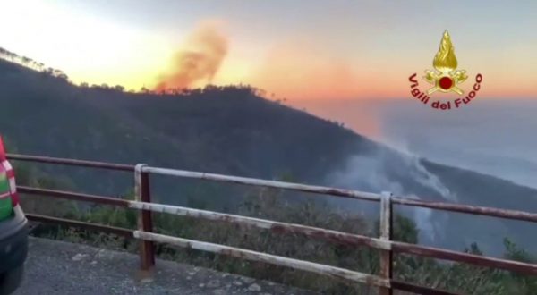 Incendi boschivi a La Spezia e Genova, vigili del fuoco al lavoro