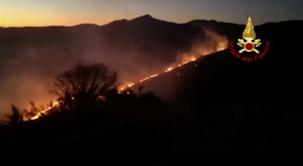 Grosso incendio a La Spezia, i Vigili del fuoco impegnati per ore