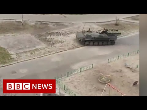 Russian tanks filmed entering Ukraine’s capital Kyiv – BBC News