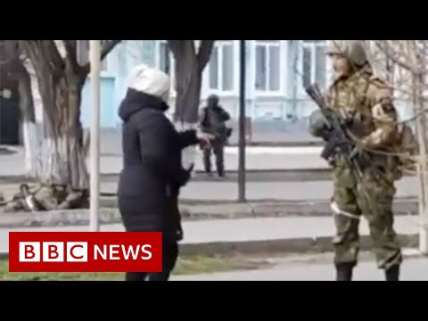 Ukrainian woman confronts armed Russian soldier – BBC News