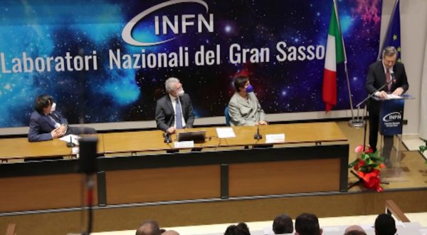 Draghi visita i laboratori del Gran Sasso