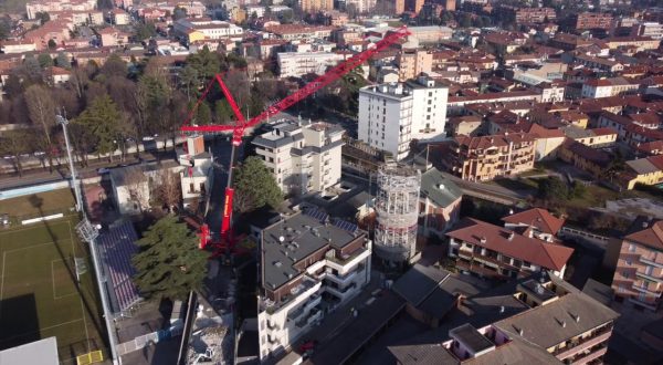 I lavori per abbattere la storica torre dell’acquedotto di Gorgonzola