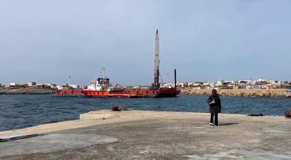 A Lampedusa inizia rimozione relitti barche migranti