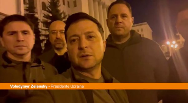 Ucraina, Zelensky “Restiamo a Kiev, difendiamo il nostro Stato”