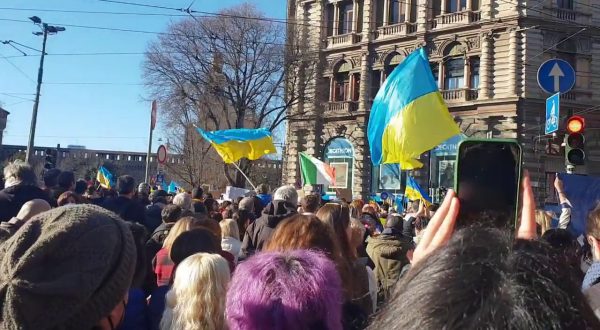 A Milano in migliaia manifestano per la pace in Ucraina