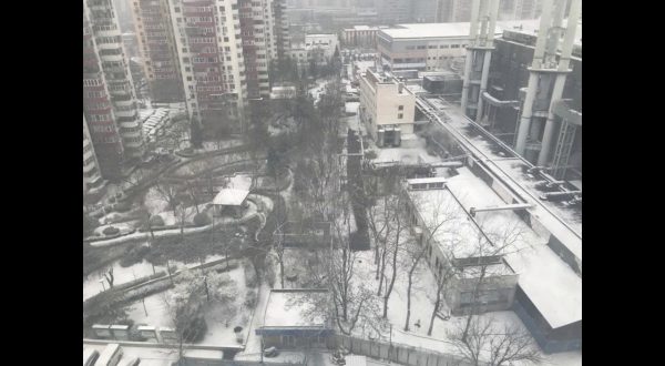 Olimpiadi invernali, Pechino si risveglia sotto la neve