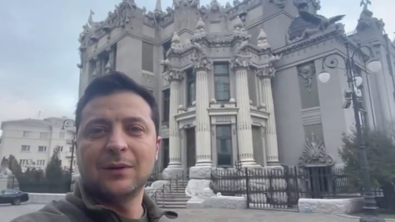 Ucraina, Zelensky “La lotta è qui, non deponete le armi”