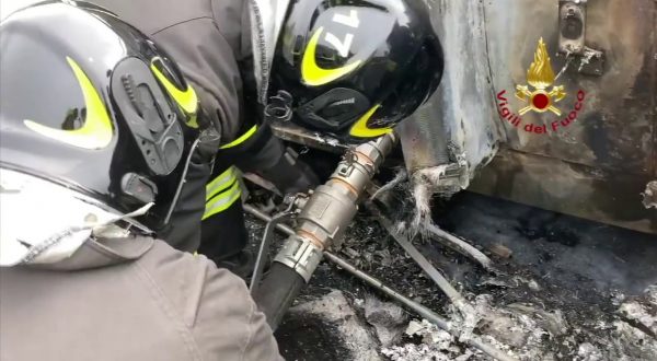 Incidente sulla A1, vigili del fuoco ancora al lavoro per la bonifica